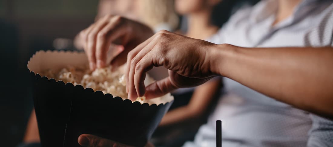 Comiendo palomitas