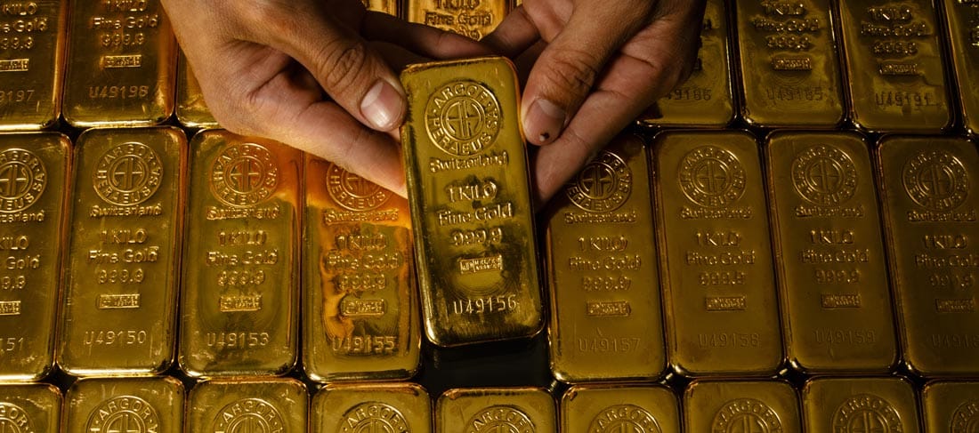 El oro se asienta por encima de los 2000 USD la onza