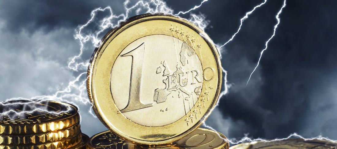 Un rayo impacta sobre una moneda de euro
