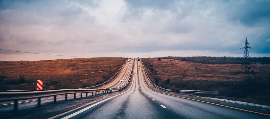 una larga recta de una autopista llega hasta la línea del horizonte