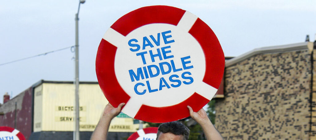 Gente manifestándose para salvar a la clase media en una reunión pacífica en la calle