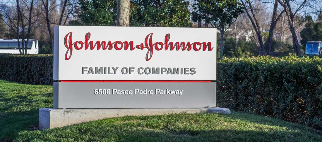logotipo de Johnson & Johnson delante de uno de sus edificios de oficinas, Fremont, área de la Bahía de San Francisco del este, California