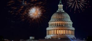 Fuegos artificiales de celebración del Día de la Independencia sobre el Capitolio de Estados Unidos en Washington DC