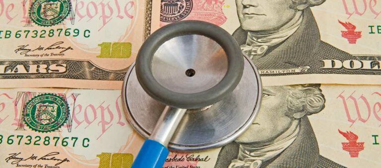 un estetoscopio sobre un fondo de billetes de diez dólares