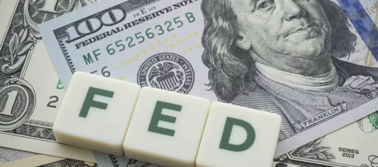 Fed reduce el precio de su dinero