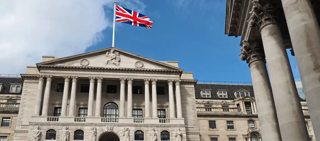 El Banco de Inglaterra recorta tipos de interés