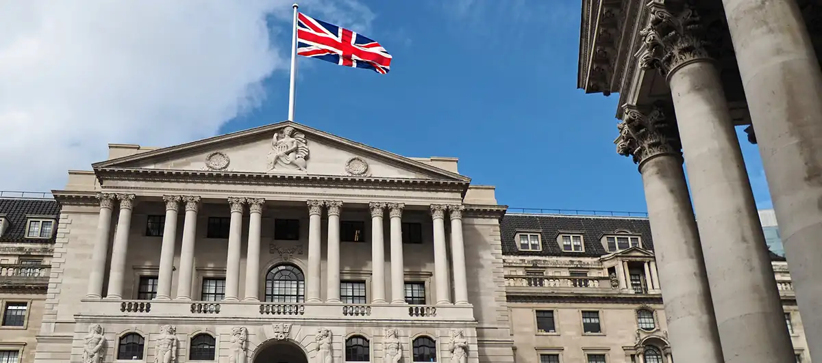 El Banco de Inglaterra recorta tipos de interés