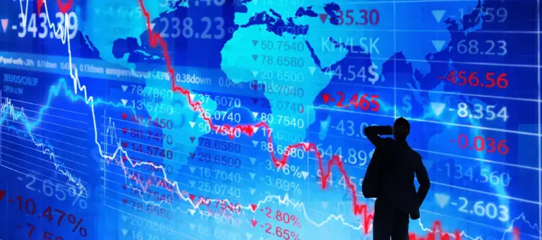 Análisis de la bolsa en una crisis económica: inversor revisando mercados en un entorno de incertidumbre