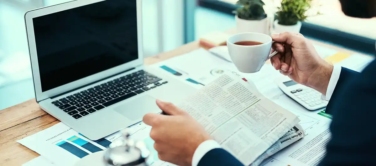 El mercado se mueve al ritmo de los titulares