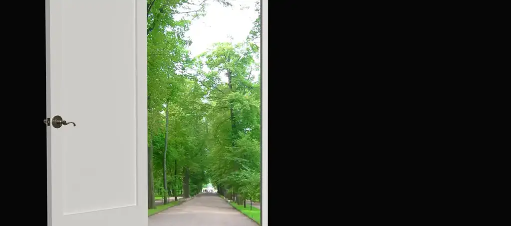 Puerta abierta hacia un paisaje luminoso que simboliza la mejora de las expectativas de los mercados tras unos datos de inflación más favorables.