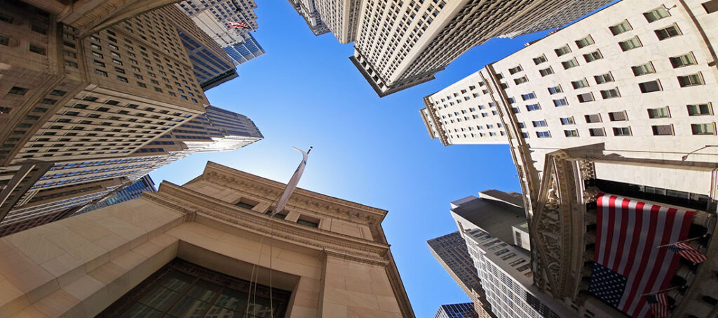 Petróleo caro y deuda al alza frenan a Wall Street